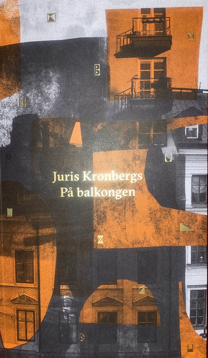 På balkongen